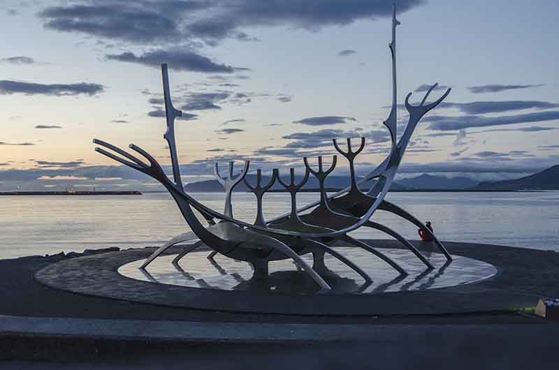 Islandia 020 - Reikjavik - escultura El Viajero del Sol.jpg
